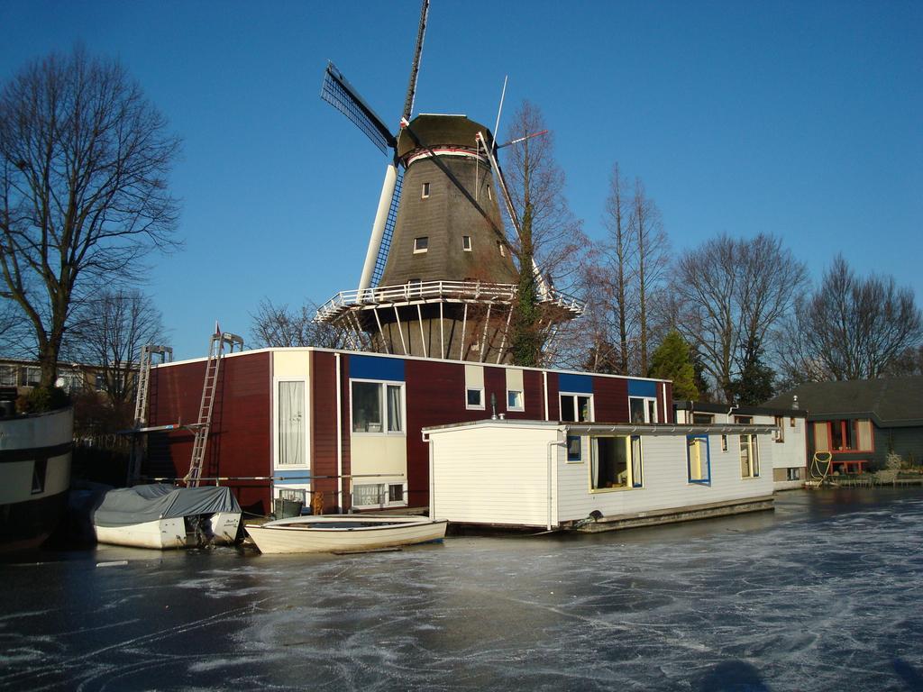 Houseboat Under The Mill Hotel Ámsterdam Exterior foto